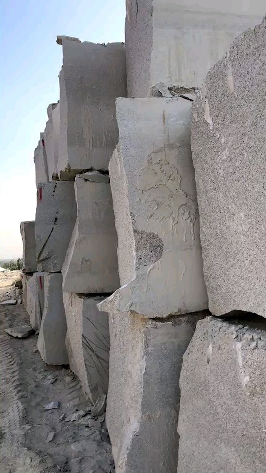 山东汶上县锈石，光板，荔枝面，路沿石，蘑菇石，多种规格。电话