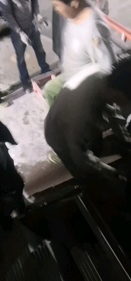 越南黑板荒料，已到水头，现货多多，需要的请尽快联系！