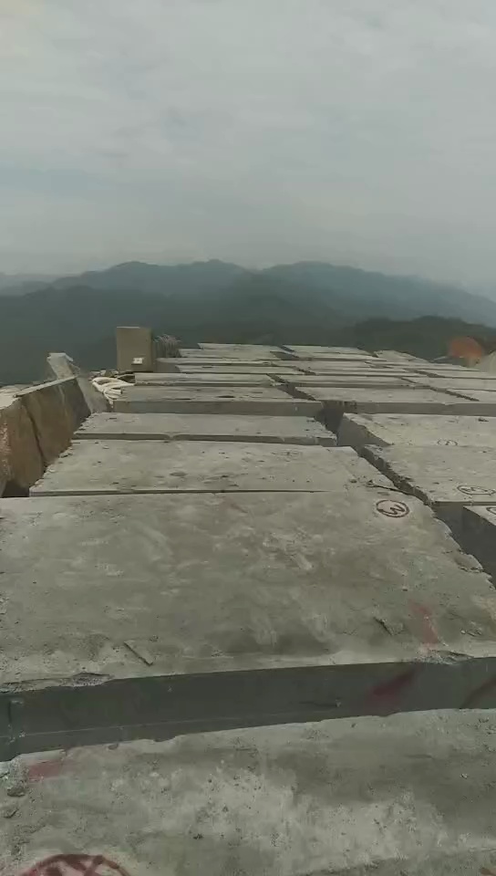 红等板材；高、低光面、火烧面、荔枝面、外墙干挂及各种路沿石。