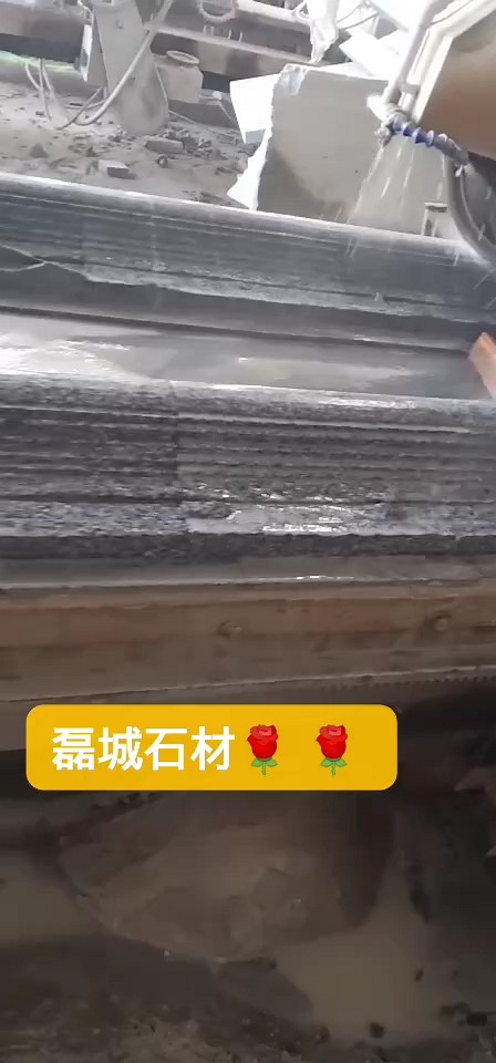 芝麻黑烧面S型道牙花池加工中，大中午给客户的单把关，