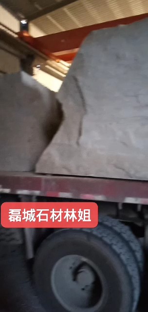 又到一车636石井红荒料，路沿石切起