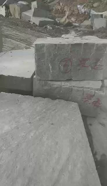 【钟山青、芝麻黑654】自家矿山，好的荒料排排队，等着车队来运送到厂