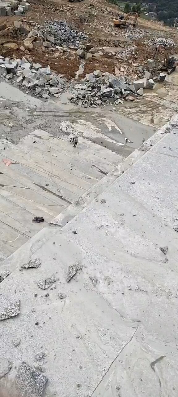 品名钟山青(广西芝麻黑)产地贺州钟山矿山工厂一连体，联系