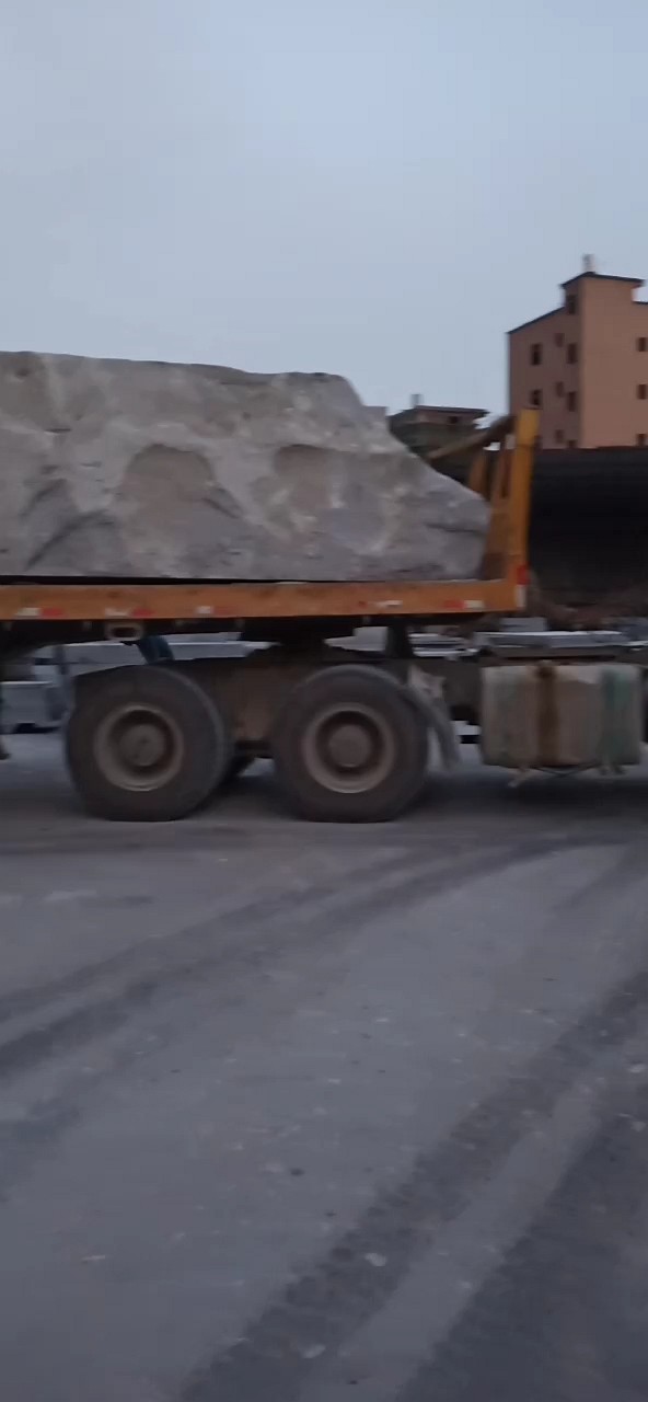 自家堆场又拉一车石井红636荒料过来，[玫瑰]