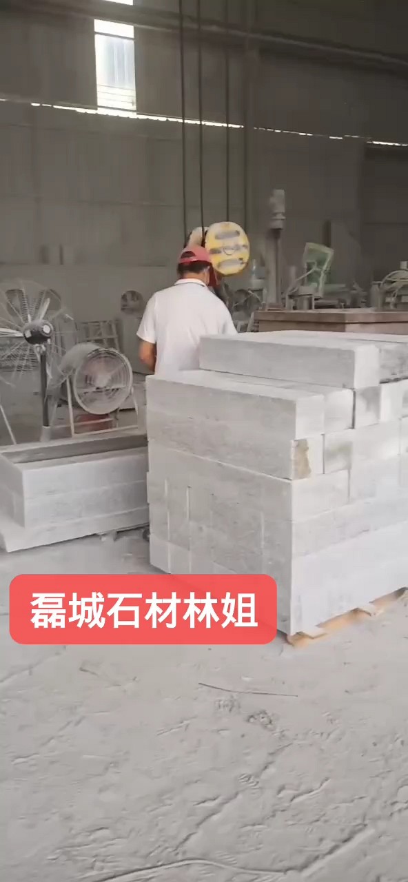 石井红636路沿，工人在辛苦的赶货中，