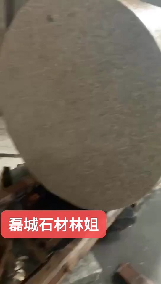 虾红圆石出售，真径95厘米长2米左右，可以做桌面和凳子