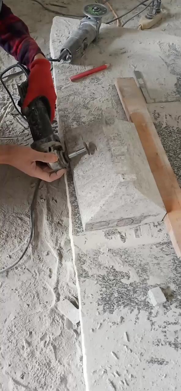 石井红636，雕刻小土地公庙，一看师傅手艺就知道效果了，[偷笑][偷笑]