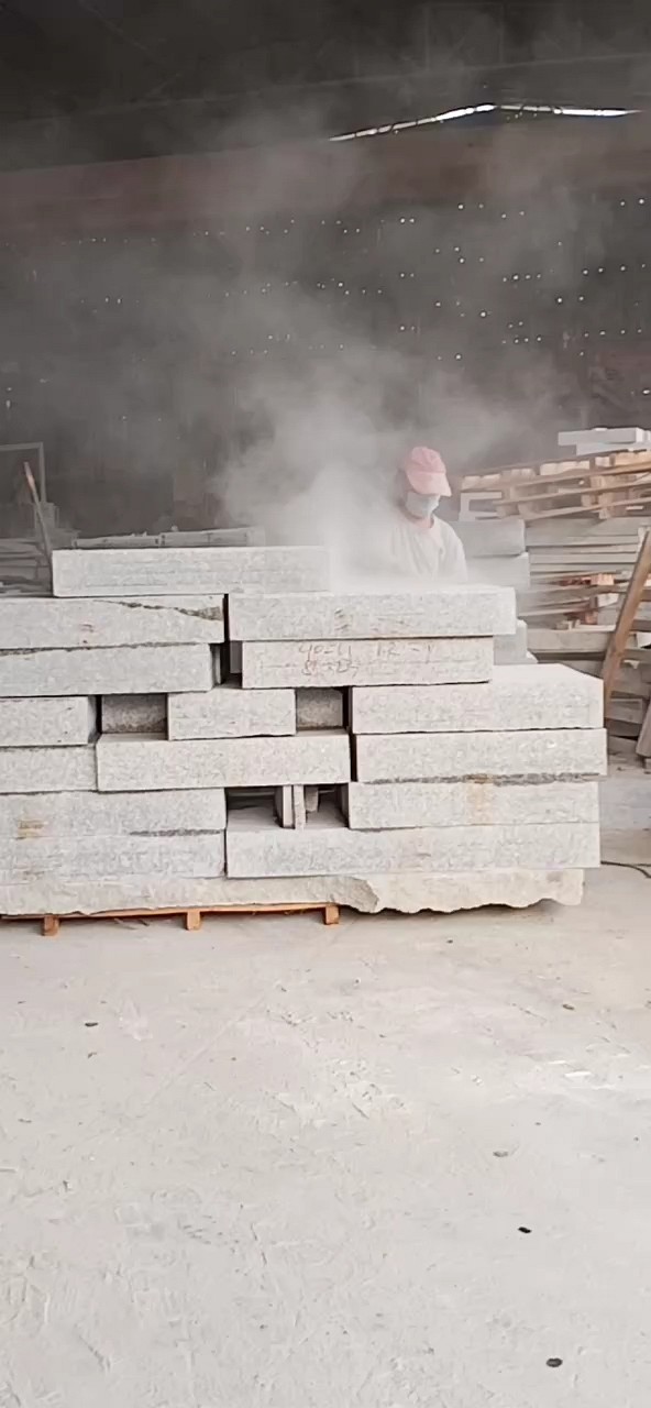 石井红636路沿石倒角中，灰尘满天飞，辛苦工人了，