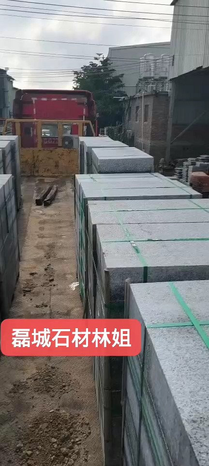 石井红636，路沿石，15公分厚在走一车，[抱拳][抱拳]