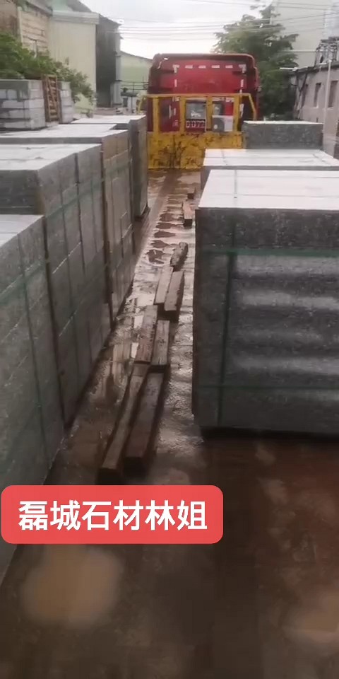 石井红636路沿石在走一车，辛苦了我家小弟下雨天还替我带车装货，[偷笑][偷笑]