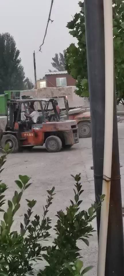 烧面、光面、荔枝面、自然面、斧剁面、盲道石、路沿石、蘑菇石、异型、外墙干挂板等各种规格板。可根据客户需要生产加工，供货量大