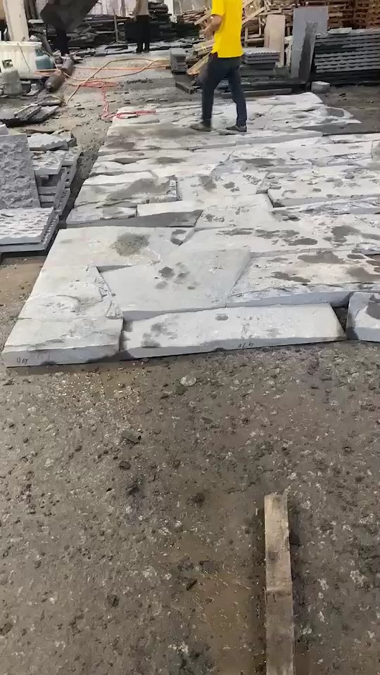 老矿芝麻黑背景墙排板中准备水冲了