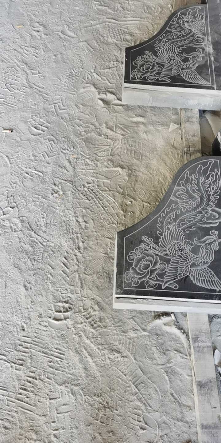 墓碑生产中
恒真石材专营花岗岩异型、别墅石材、路沿石、河栏杆、整石坐凳