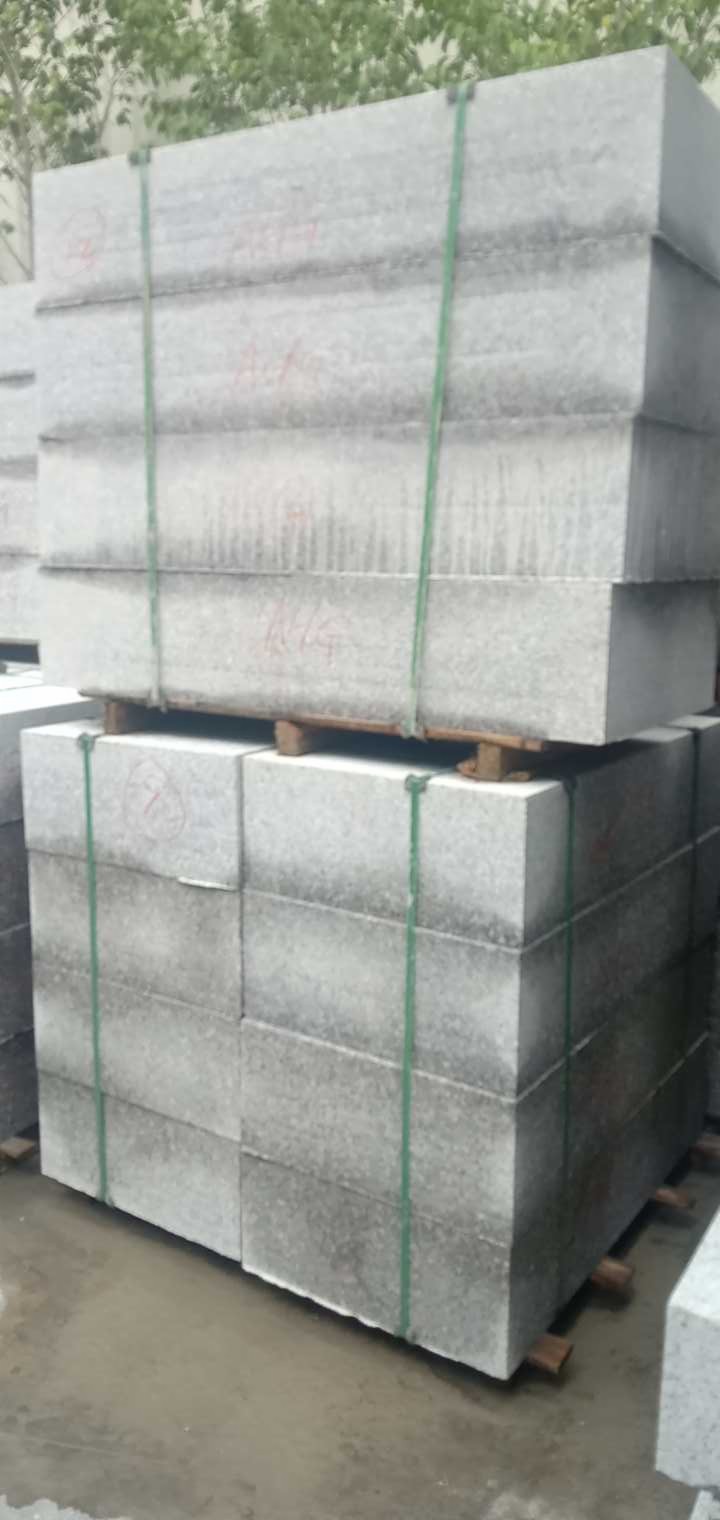 恒真石业主营拉丝栏杆坯水池坯墓碑料路沿石异形线条圆柱别墅石