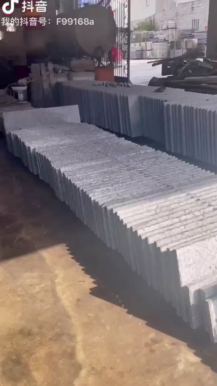 经典高品质的外墙，就选“蓝眼睛”不一样光彩！（老矿白底）联系电话：1525941