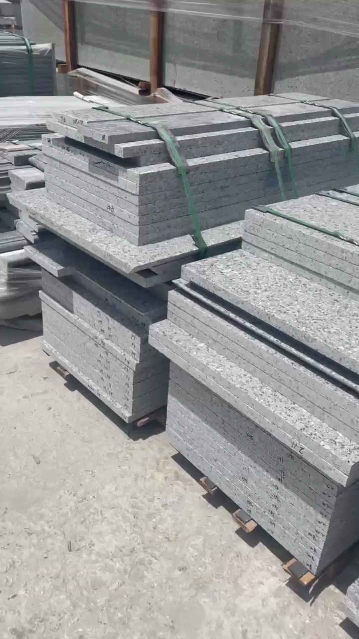 经典高品质的外墙，就选“蓝眼睛”不一样光彩！（老矿白底）联系电话：1525941