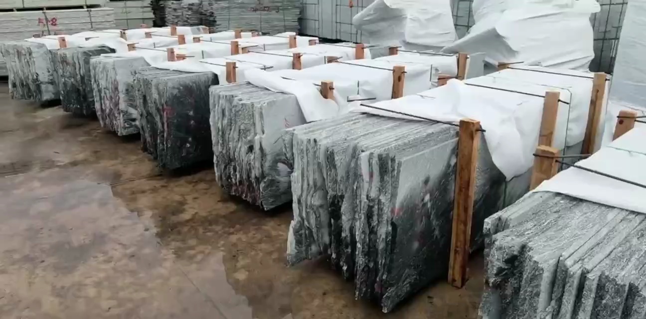 芝麻白是一种天然花岗岩用途繁多可用于园林广场铺装地面墙面装饰异型拼