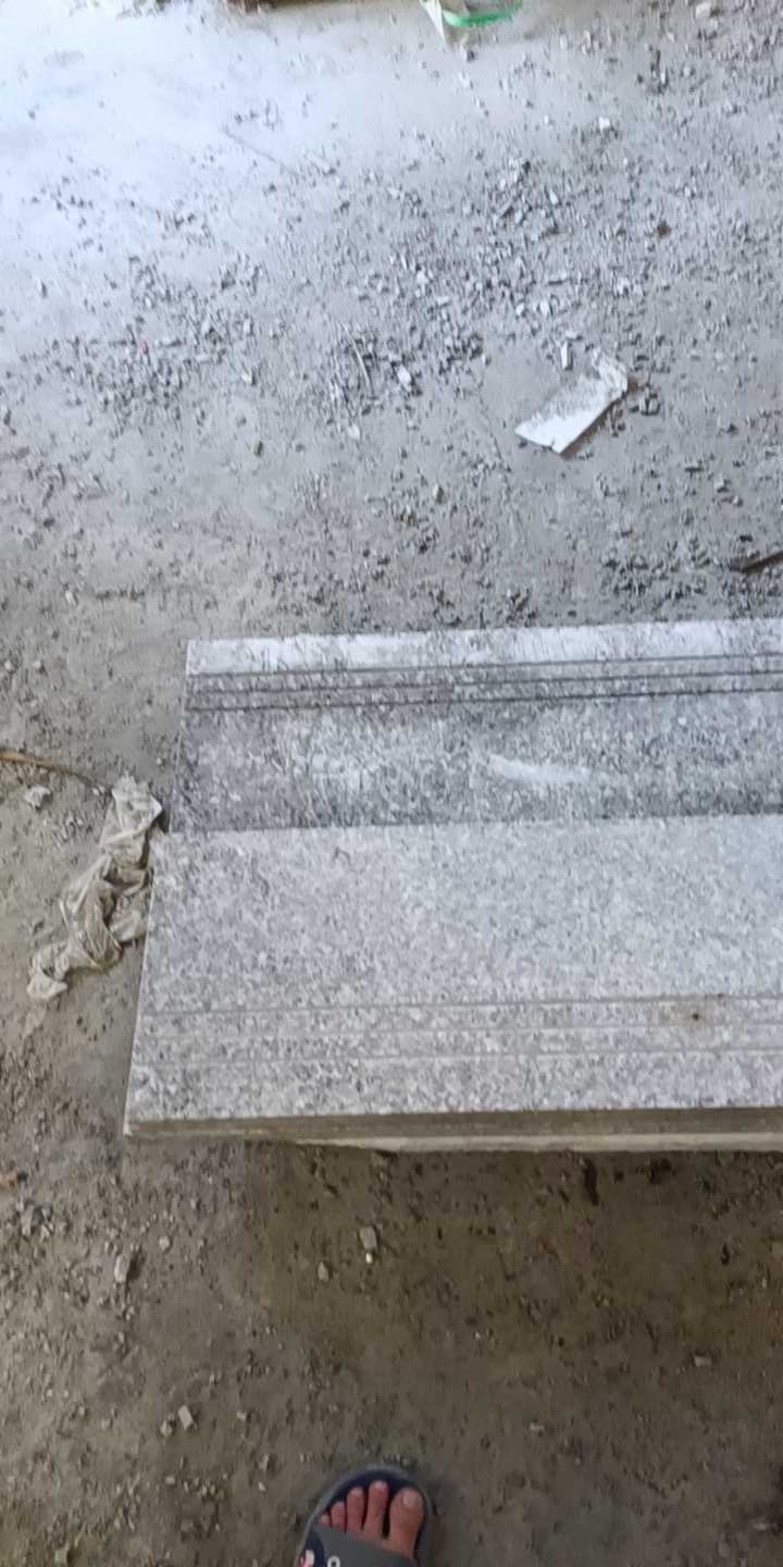 636楼梯踏步磨边加工中