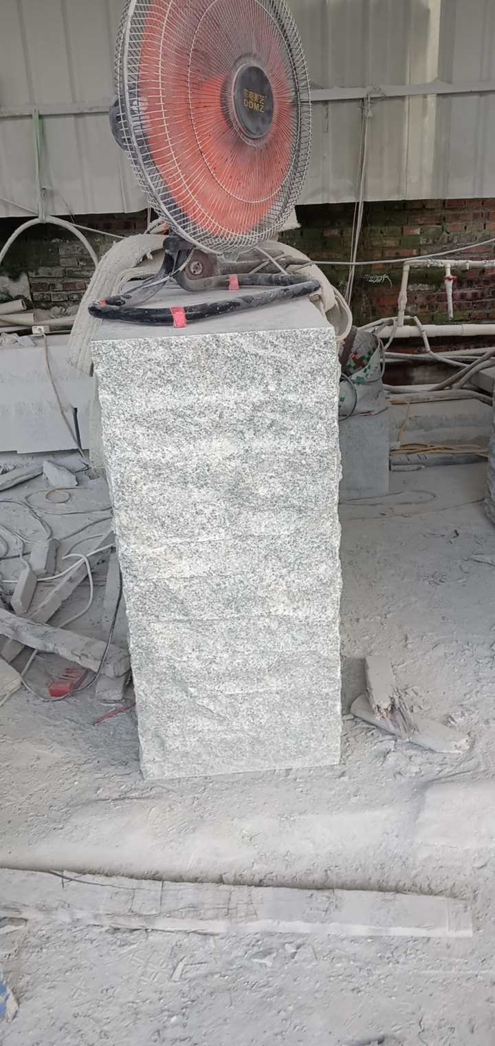 恒真石业主营拉丝栏杆坯水池坯墓碑料路沿石异形线条圆柱别墅石