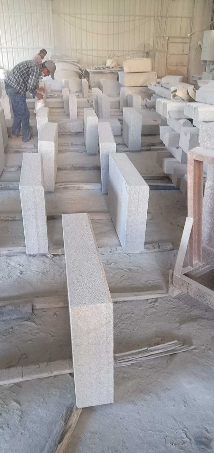 恒真石业主营拉丝栏杆坯水池坯墓碑料路沿石异形线条圆柱别墅石