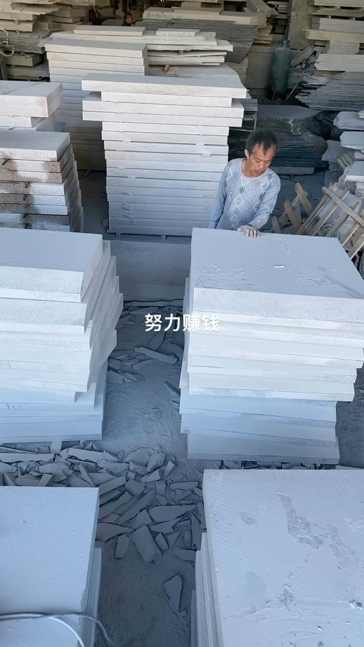 生活多苦涩也要坚持下去只有努力赚钱才是Z好的出路