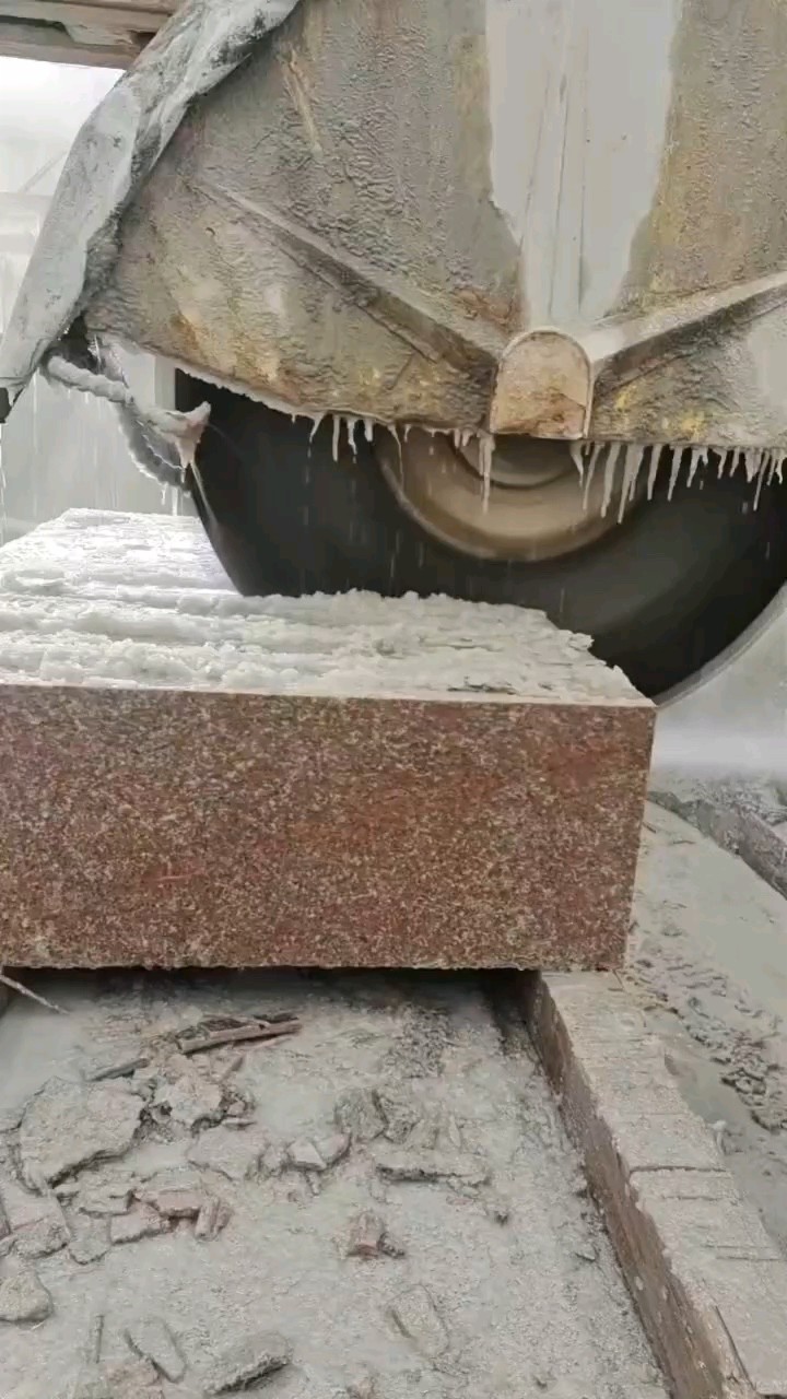 冷风中零下十八度天寒地冻水结冰五莲红路沿石Z后一批做完放假