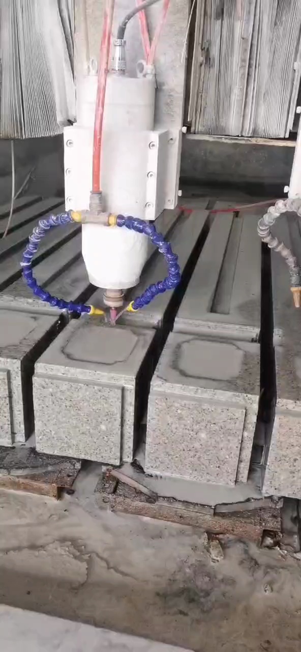 公司主要生产销售山东锈石，品种有：黄锈石、白锈石、路沿石、自然面，异形石，蘑菇石