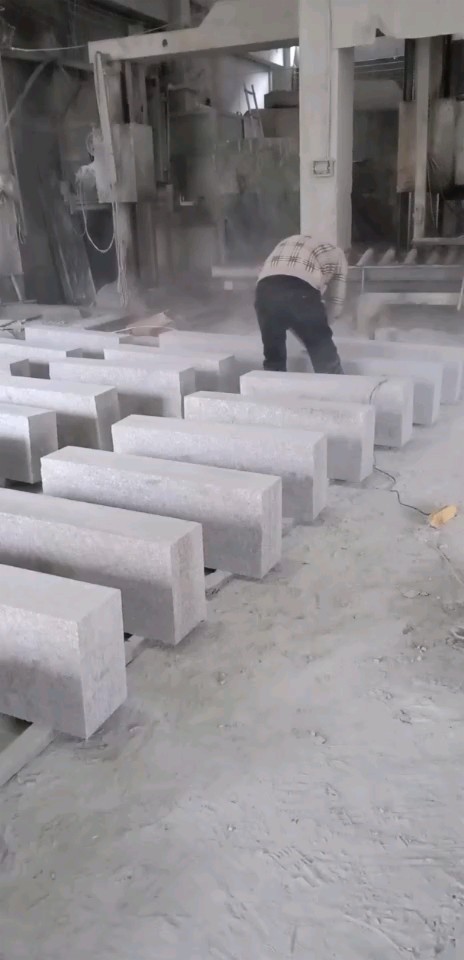 恒真石业主营拉丝栏杆坯水池坯墓碑料路沿石异形线条圆柱别墅石