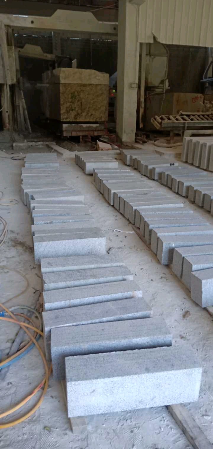 恒真石业主营拉丝栏杆坯水池坯墓碑料路沿石异形线条圆柱别墅石