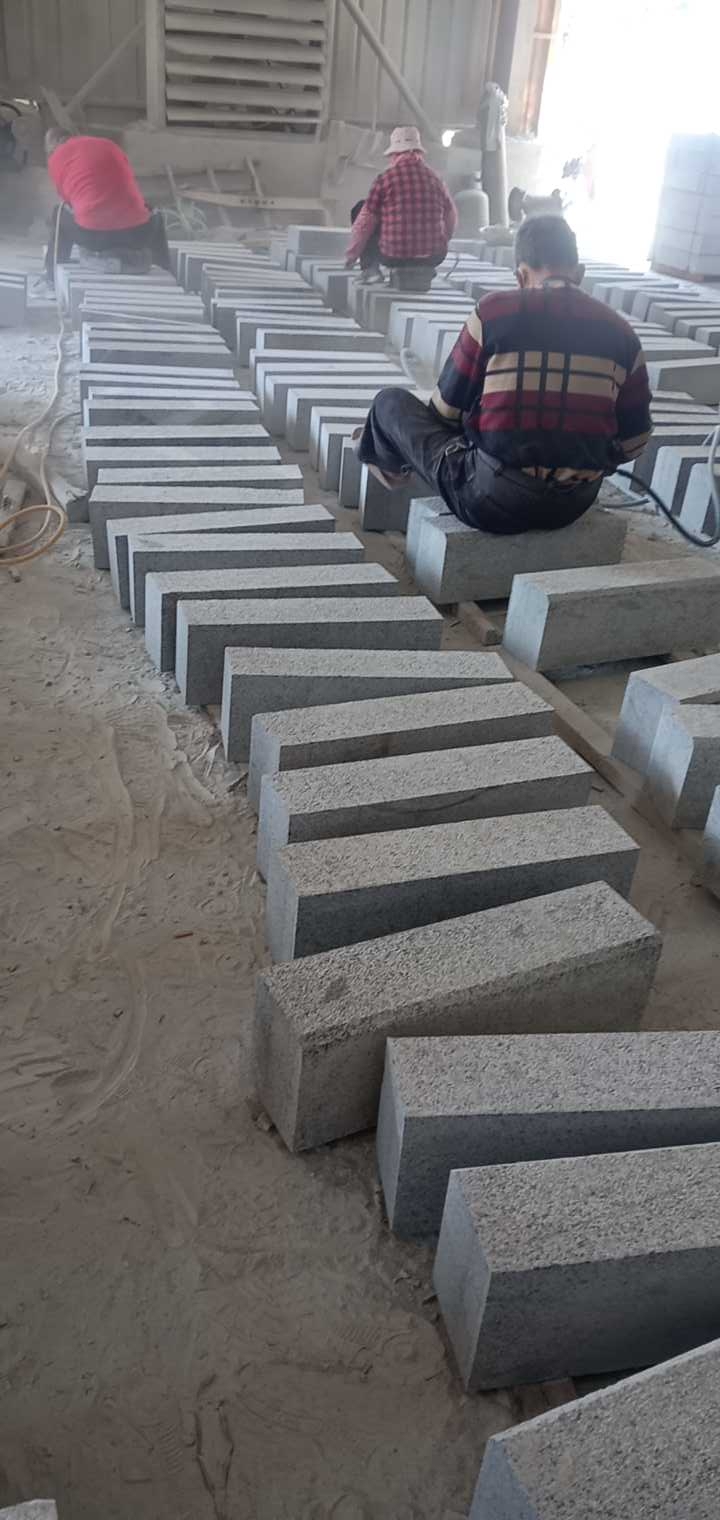 恒真石业主营拉丝栏杆坯水池坯墓碑料路沿石异形线条圆柱别墅石