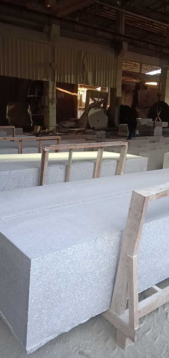 恒真石业主营拉丝栏杆坯水池坯墓碑料路沿石异形线条圆柱别墅石