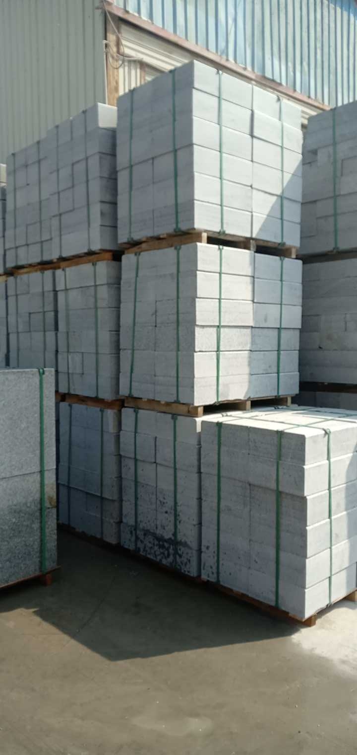 恒真石业主营拉丝栏杆坯水池坯墓碑料路沿石异形线条圆柱别墅石