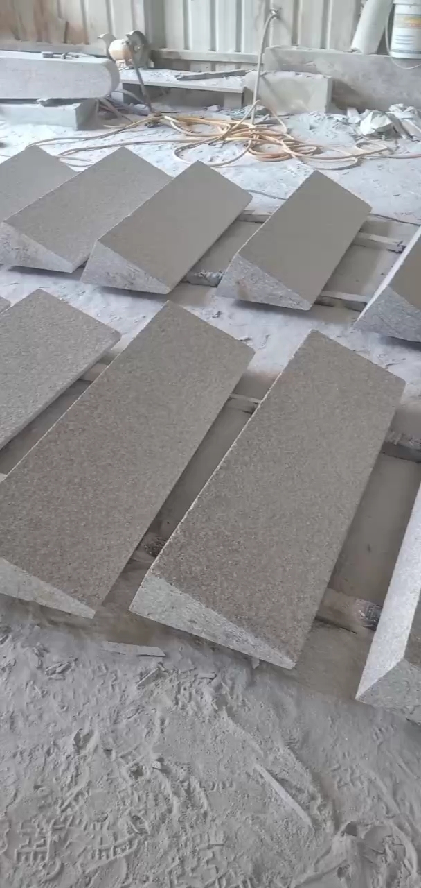 恒真石业主营拉丝栏杆坯水池坯墓碑料路沿石异形线条圆柱别墅石