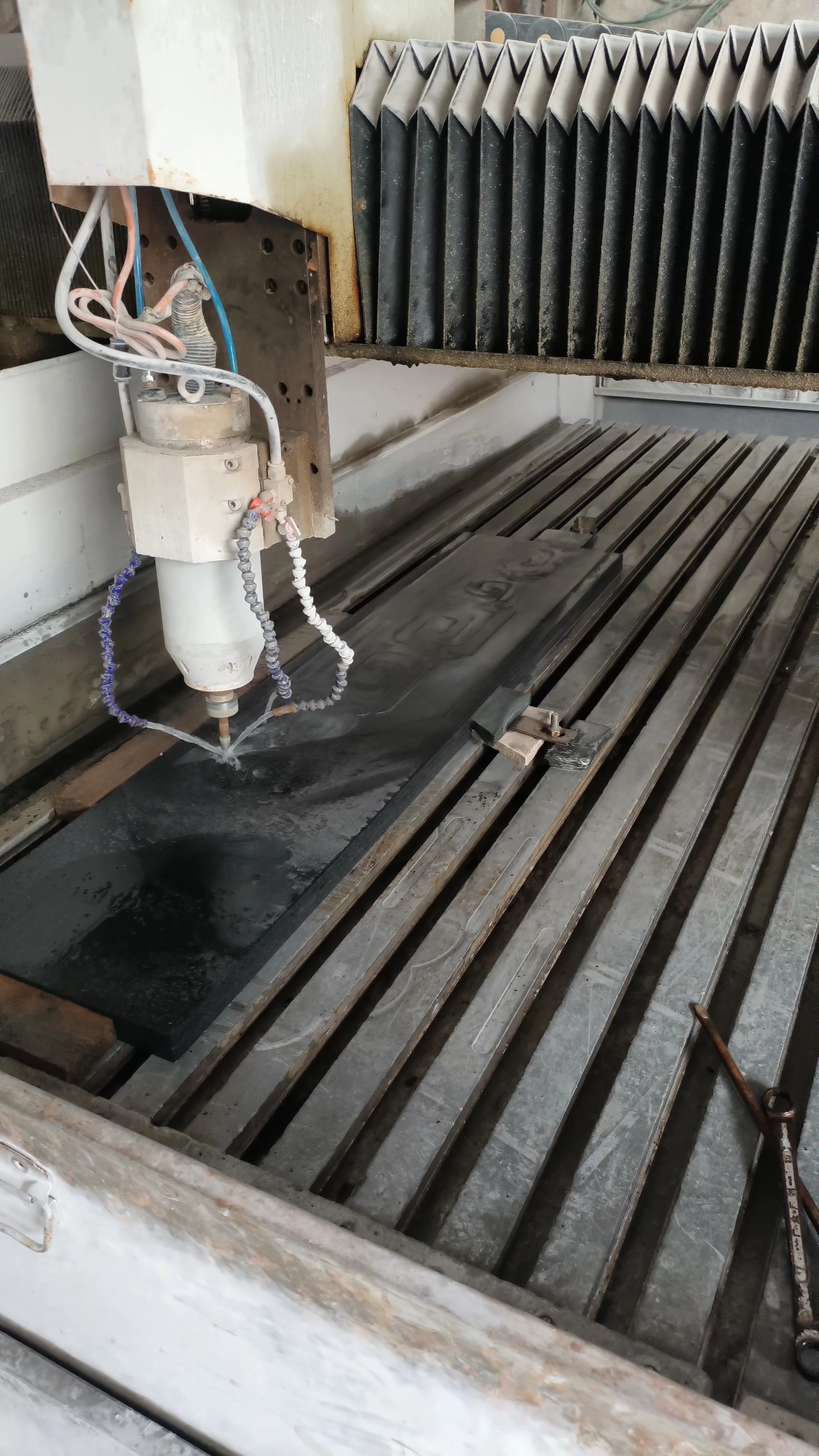 黑金沙工程板雕刻水刀大板厚板水池地铺景观我是专业的康正黑金沙有