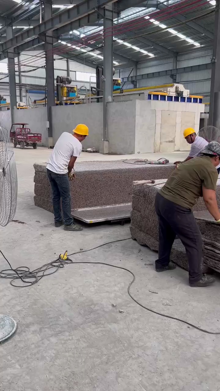 广西粉红麻各种规格光板火烧板荔枝面自然面超薄板等板材及盲道石剁斧石