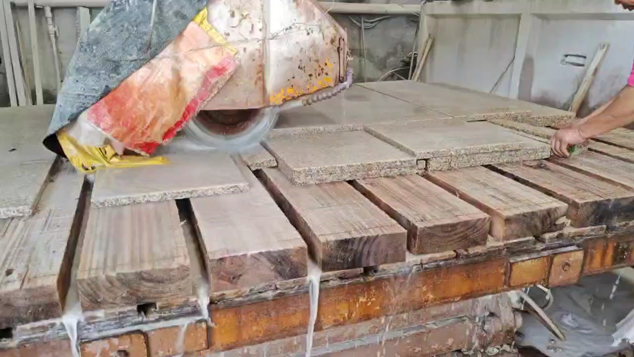 山东石材厂家(产品价格高中低档都有)，厂矿一体，主营黄锈石、白锈石、白