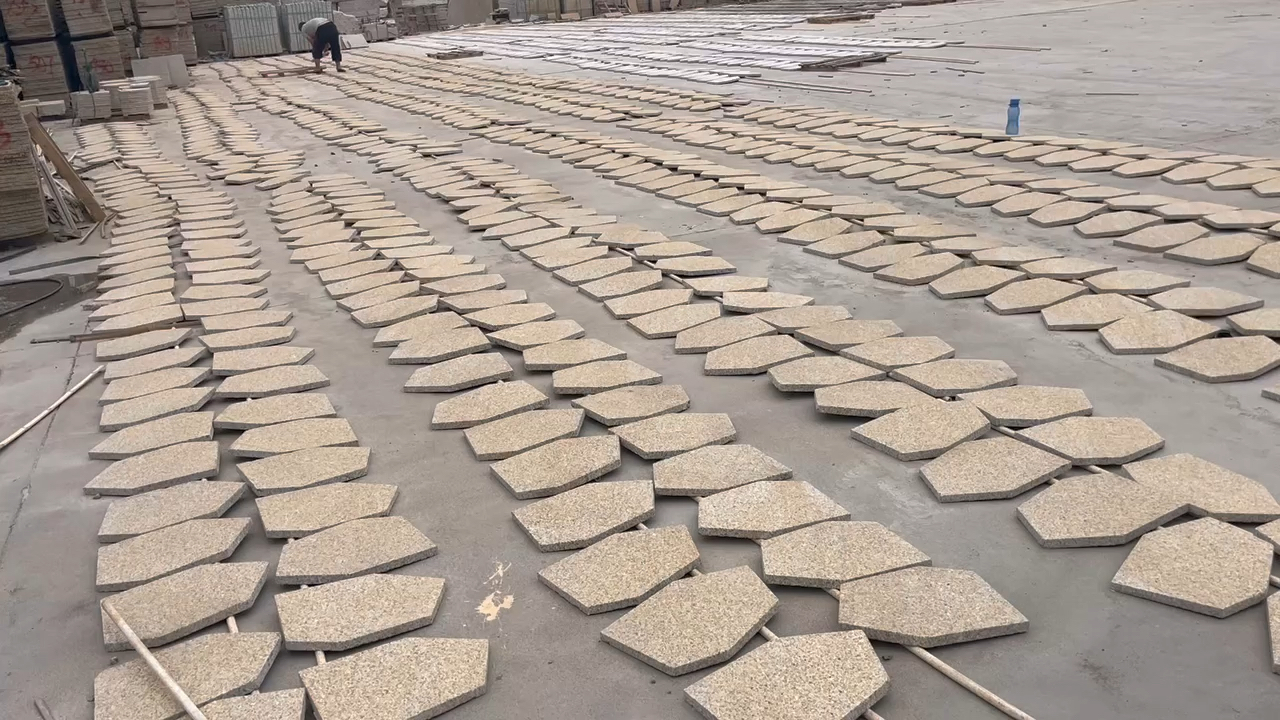 山东石材厂家(产品价格高中低档都有)，厂矿一体，主营黄锈石、白锈石、白