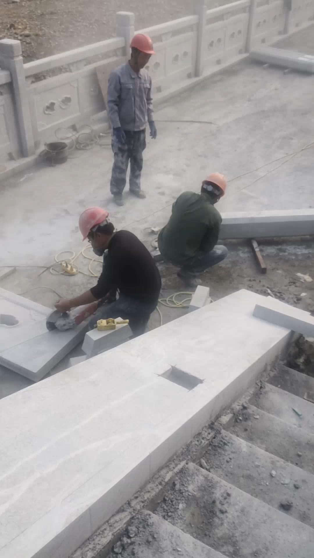 山东青石厂家，台阶石斜板护栏开始安装