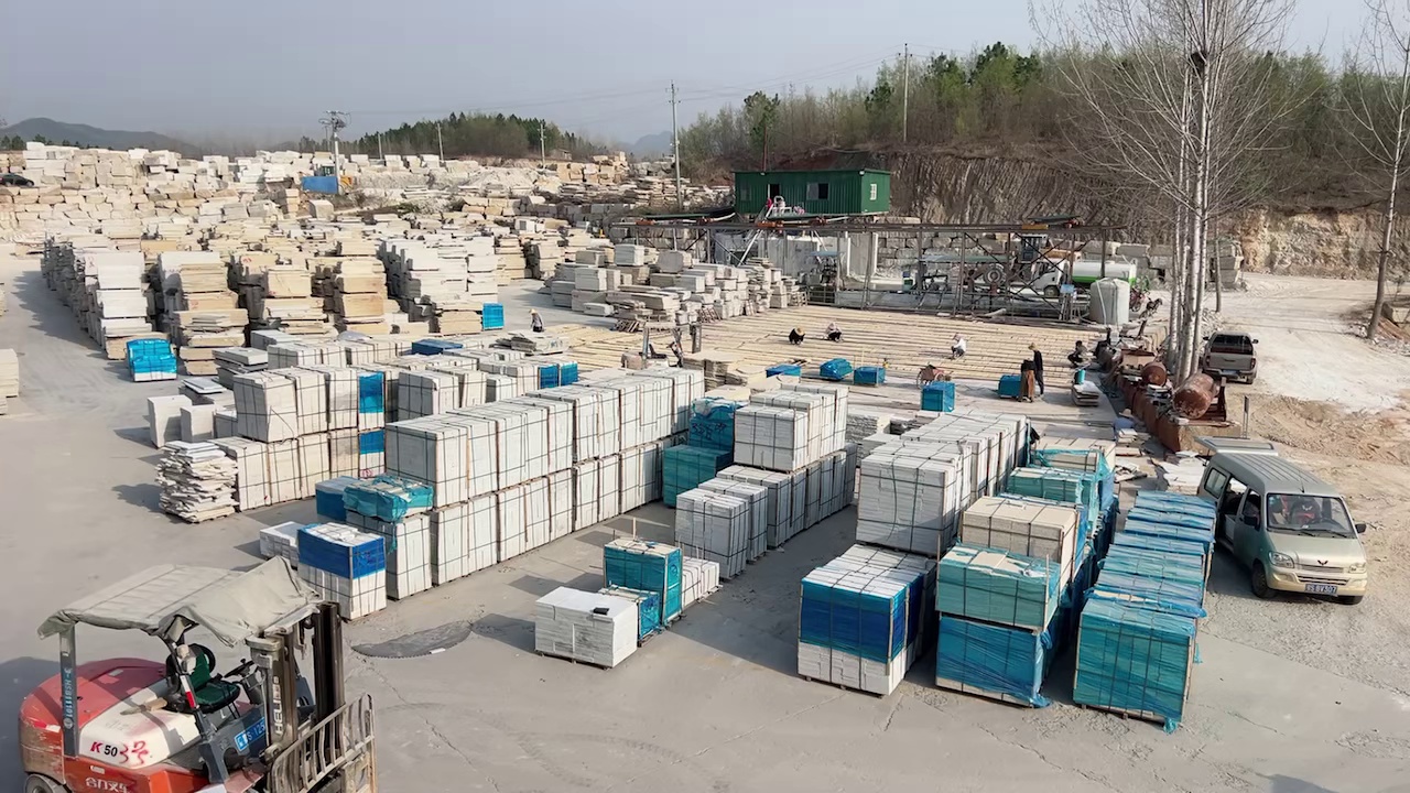 湖北黄金麻、湖北白麻、提锈板、芝麻灰、中国黑、工程板、园林地铺、路沿石，咨询热线