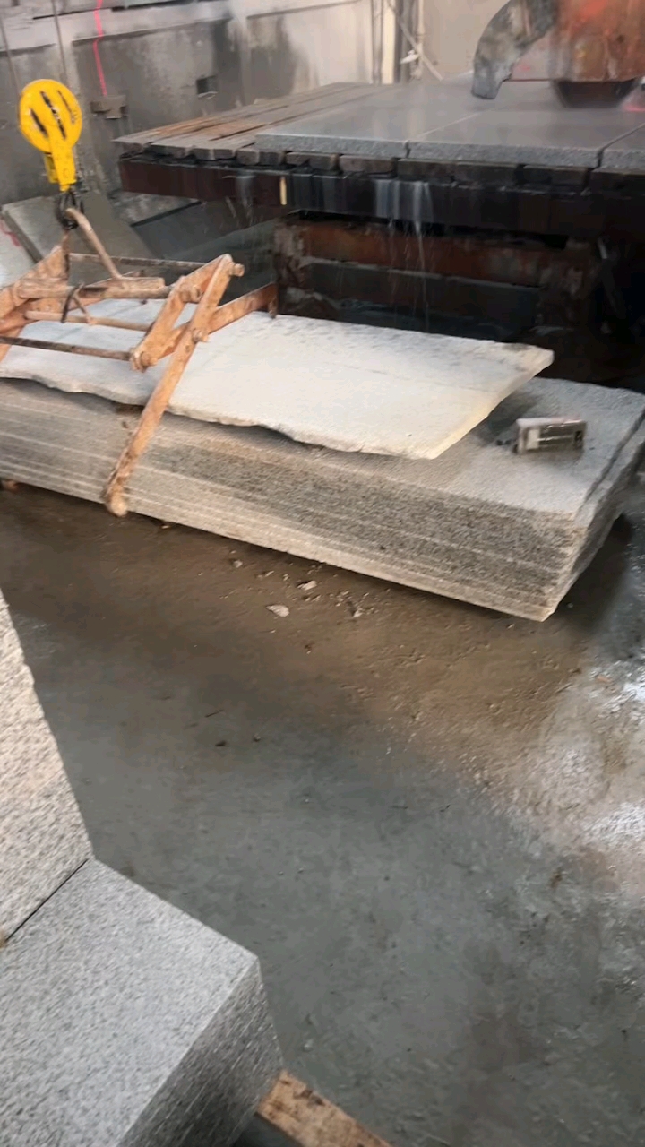 湖北黄金麻湖北白麻提锈板芝麻灰中国黑工程板园林地铺路沿石咨询