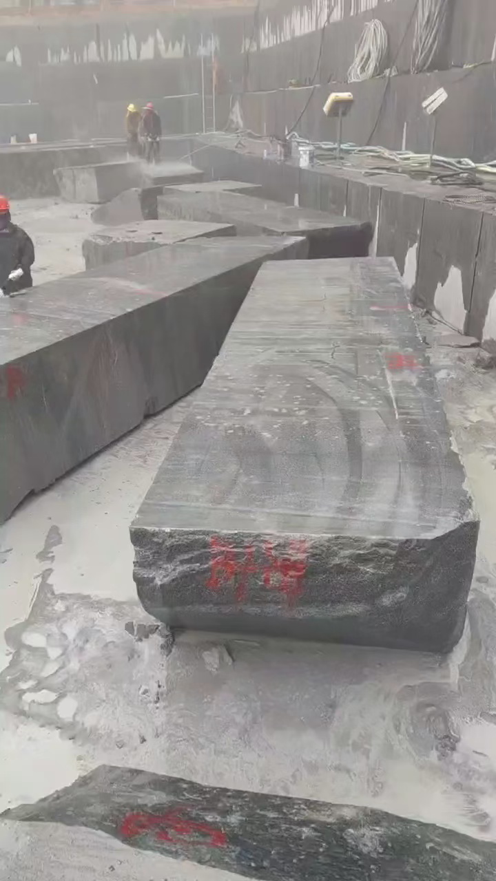 专业小蓝宝G654芝麻黑新矿供应商拥有矿山开采权荒料充足工厂位于宁德