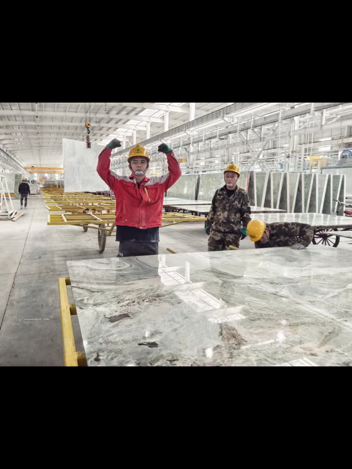 企业的专业性配备安全帽同心协力打造一个认真负责组织力量共同成长