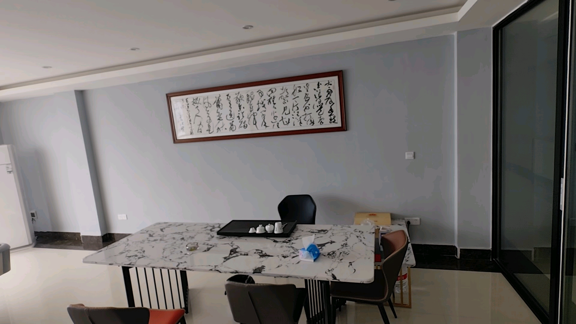 岗石熊猫白桌面