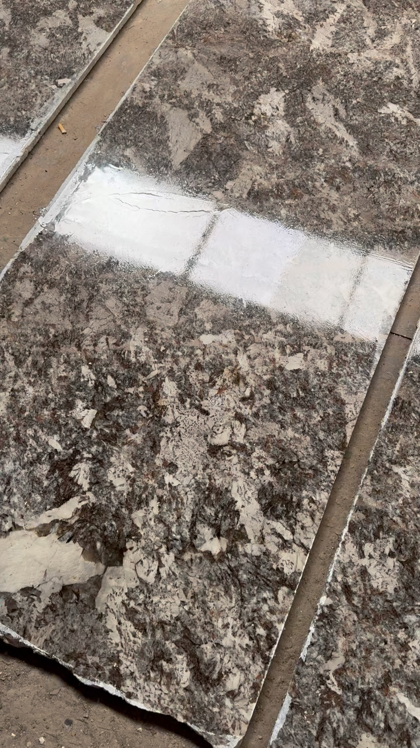 水晶白钻蓝冰市场条板批量生产中