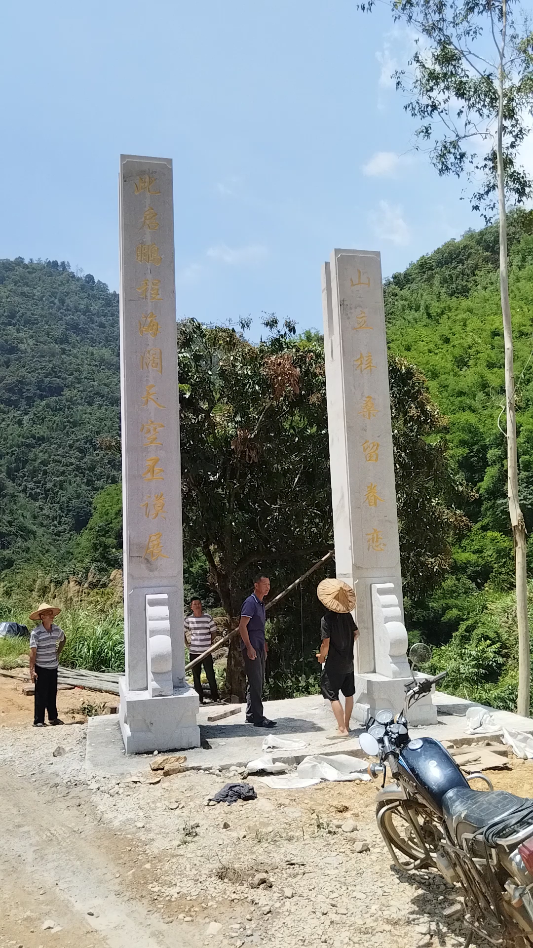 福建漳州村口牌坊安装施工中