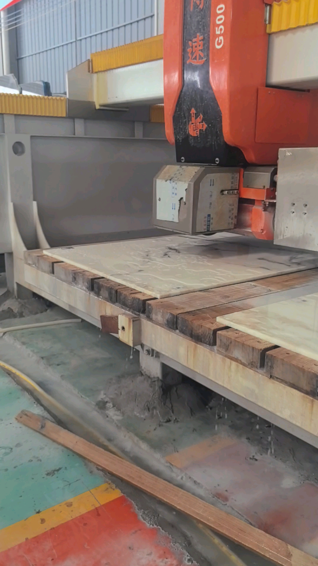 强调石材加工企业拥有专业的团队和技术能够为客户提供全方位的专业服务包括