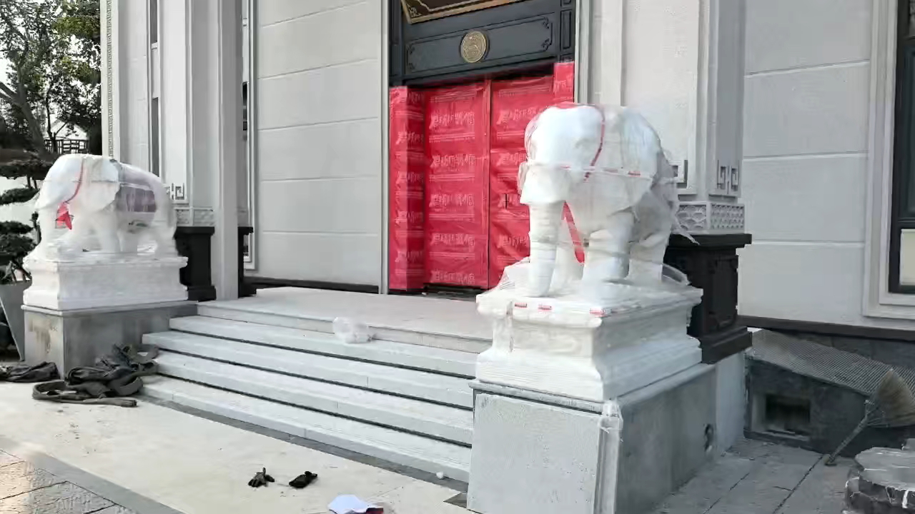 山西客户定制的精雕汉白玉石雕大象一对顺利安装完成家有吉象幸福吉祥