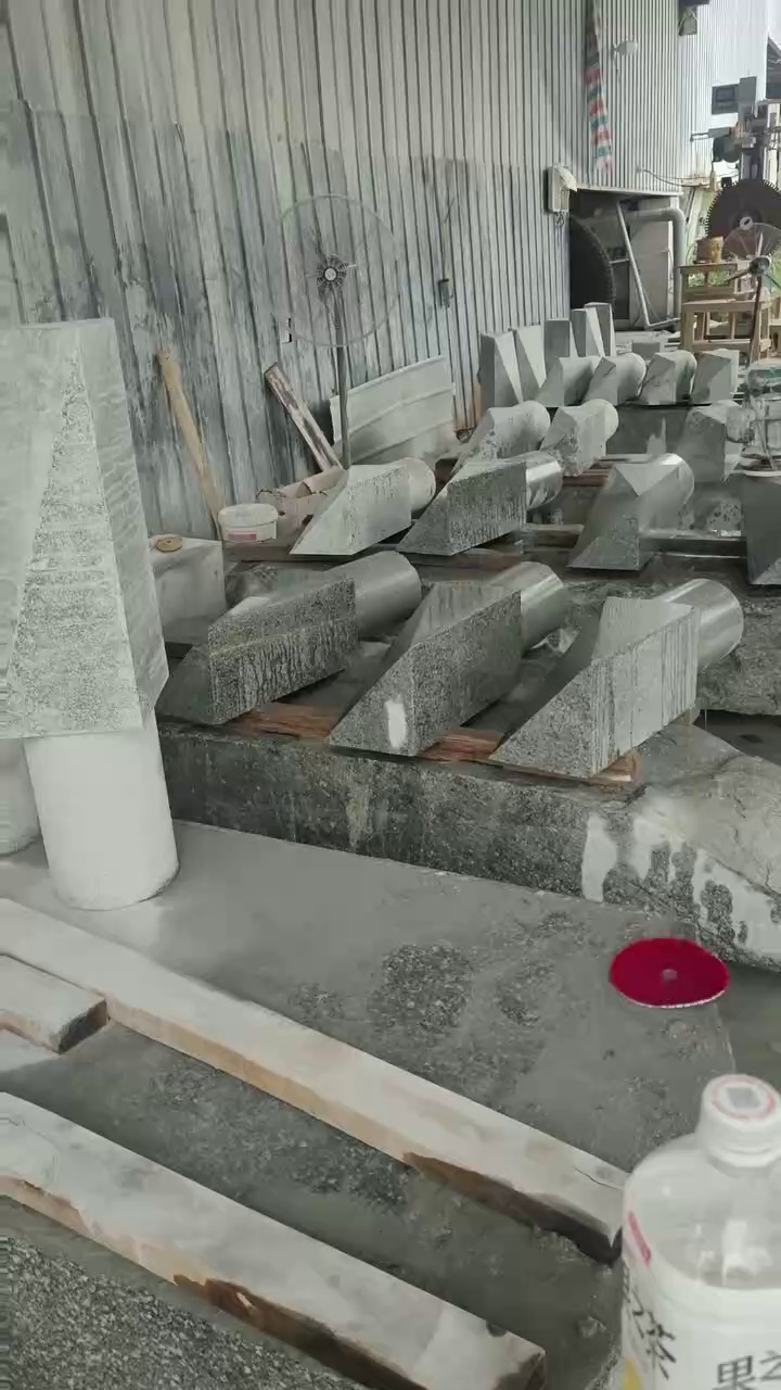 江西芝麻灰异型栏杆，厂矿一体，可加工火烧面，荔枝面，路沿石，地铺石，承接市政工程