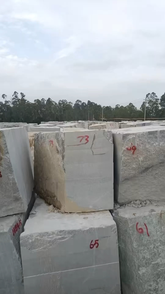 廉江芝麻白、灰荒料堆场