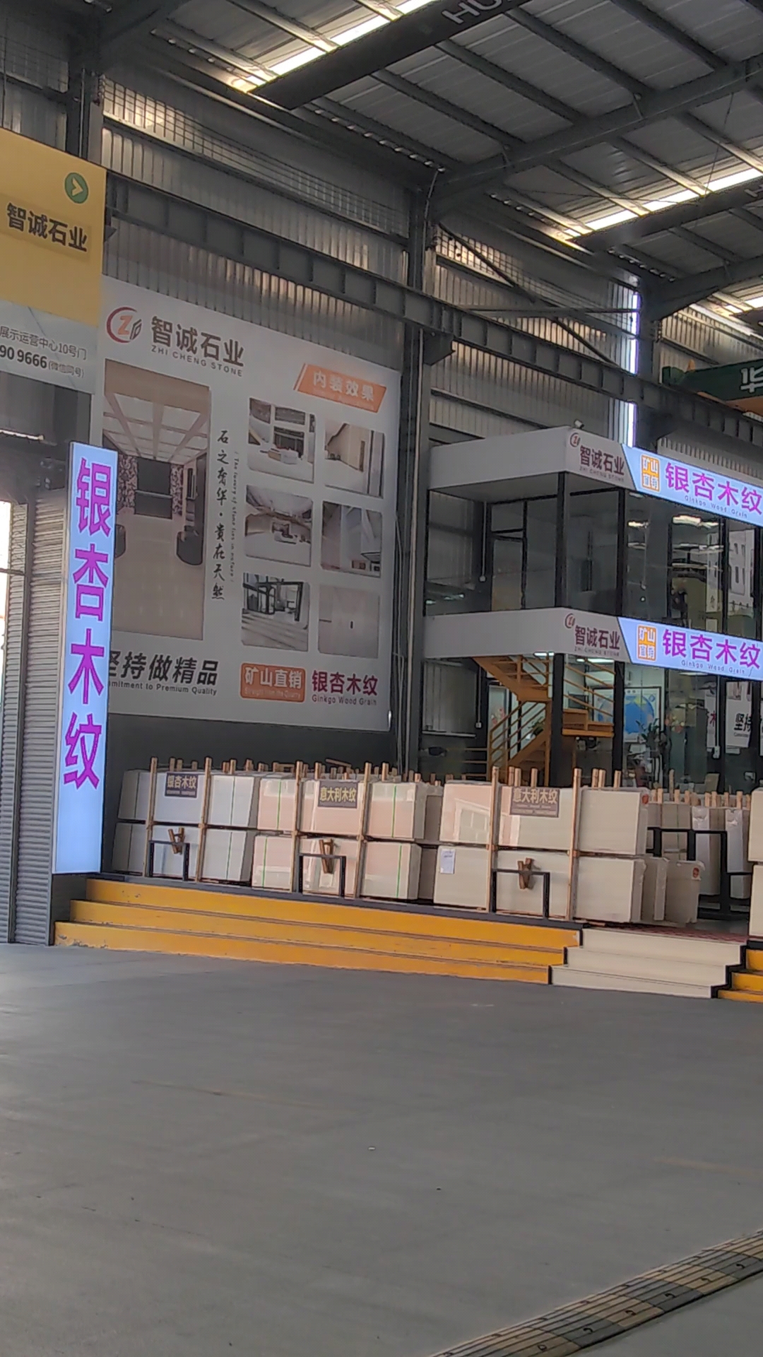 当金秋的银杏叶翩然落于温润的米黄底色之上便成就了这一片独一无二的银杏木